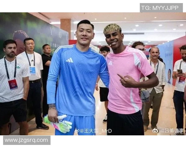 与足球明星亲密合影留念记录下我与偶像的美好瞬间